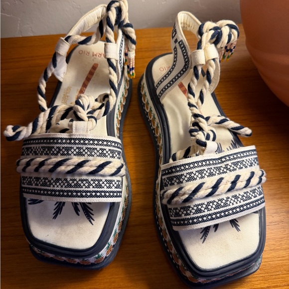 Farm Rio Navy and White Pineapple Platform Festival Vacation Sandals Size 8 - Picture 2 of 12